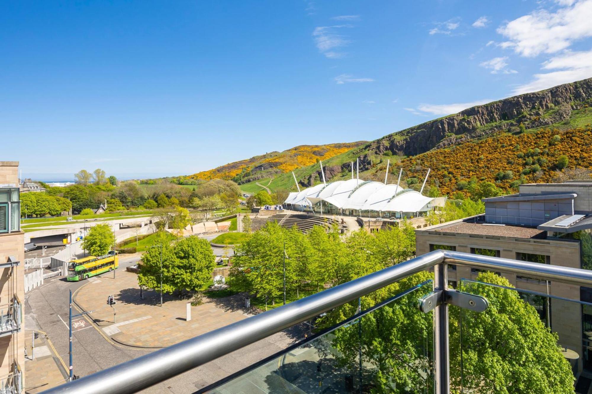 Edinburgh Marriott Hotel Holyrood Exterior photo